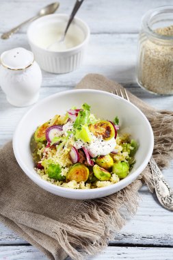 Kuskus Brüksel lahanası ve soğan ile