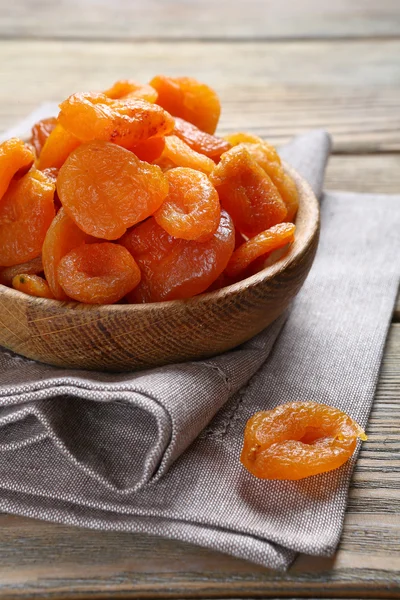 Sušené meruňky v misce — Stock fotografie