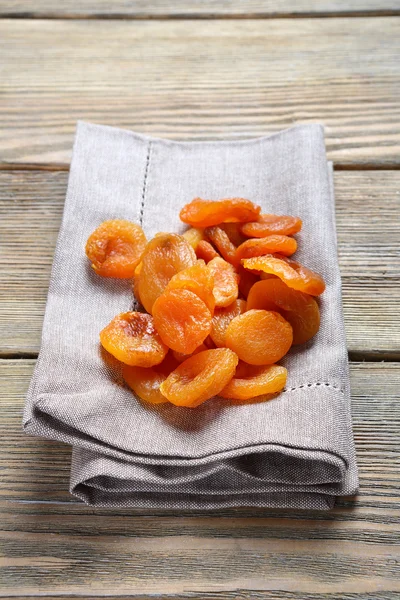 Abricots secs sur une serviette — Photo
