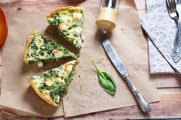 Tarta de tres piezas en una servilleta — Foto de Stock