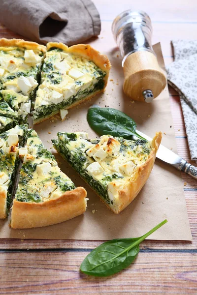 Torta con spinaci e feta su un tovagliolo — Foto Stock