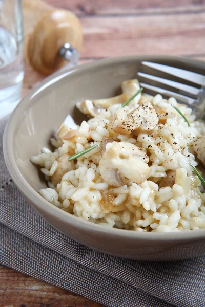 Arroz con champiñones en un bol — Foto de Stock