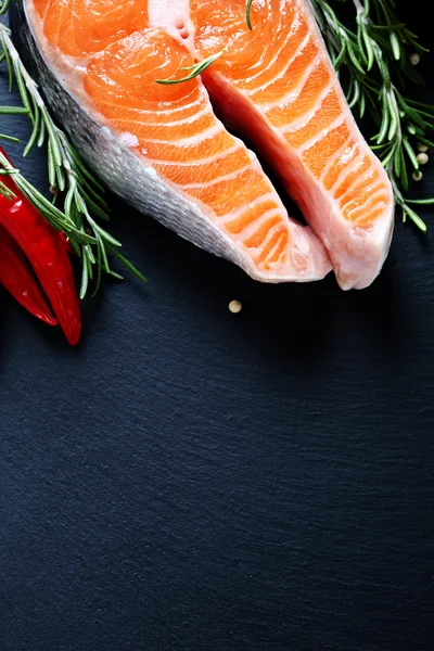 Filete de salmón crudo en pizarra —  Fotos de Stock
