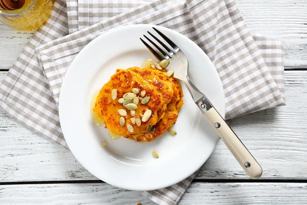 Voedende pannenkoeken met pompoen — Stockfoto