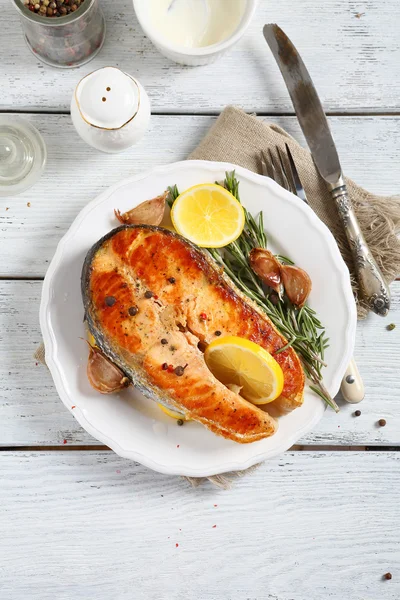 Salmón con limón en un plato — Foto de Stock