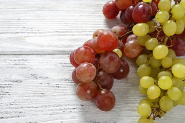 Ahşap kurullarında lezzetli üzüm