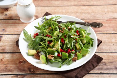 Roka ile Avokado salatası