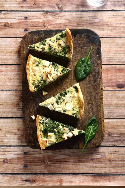 Tarta de cuatro piezas en una tabla de cortar — Foto de Stock