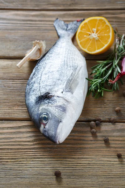 Dorado em tábuas de madeira — Fotografia de Stock