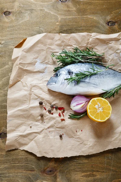 Sargo do mar com cebola, limão e alecrim — Fotografia de Stock