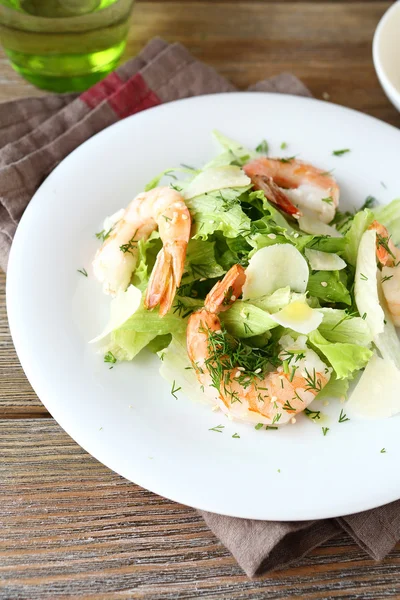 Insalata fresca con gamberetti, lattuga e formaggio — Foto Stock