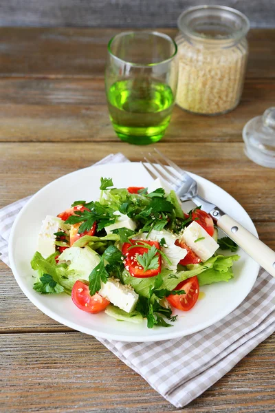 Свежий салат с овощами на тарелке — стоковое фото