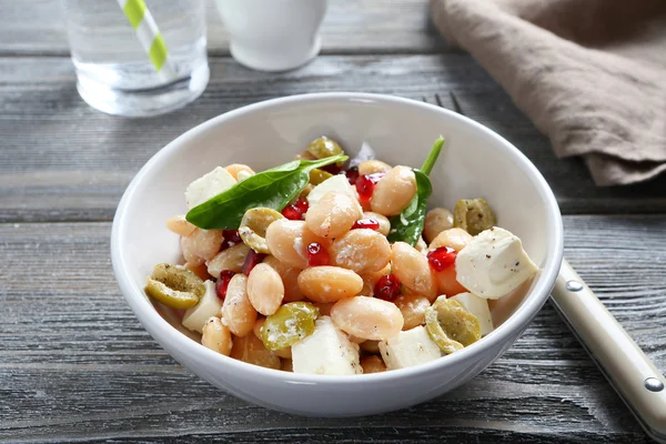 Heerlijke salade in een kom — Stockfoto