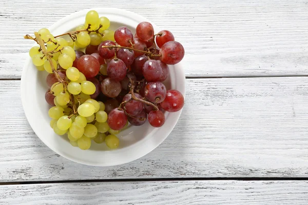 Grapes on a plate — Stock Photo, Image