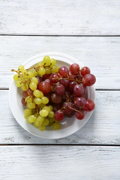 Grapes on a white plate — Stock Photo, Image