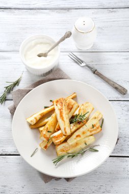 pişmiş parsnips ve sos