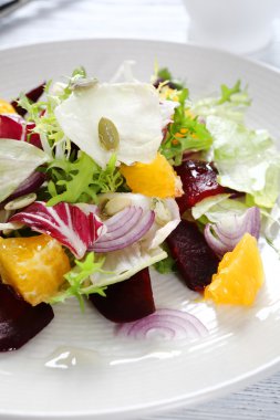 salata pancarı ve portakal dilimleri ile