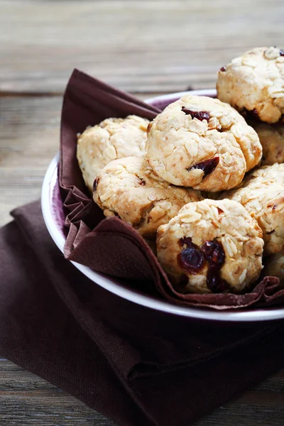 Вкусное печенье на миске — стоковое фото