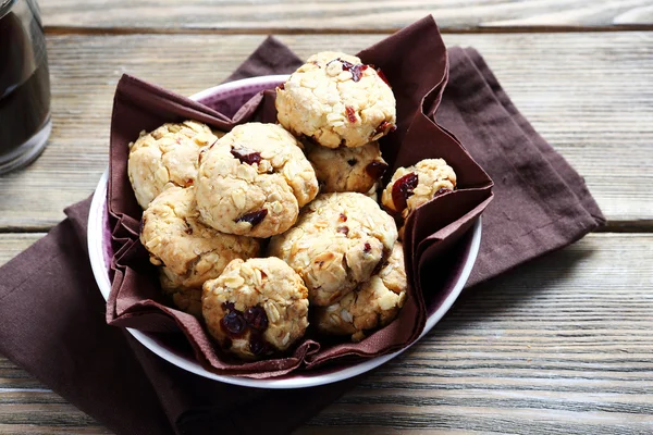 Nutrir las galletas en un tazón — Foto de Stock