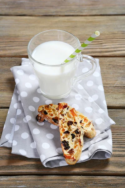 Mjölk med söta biscotti — Stockfoto