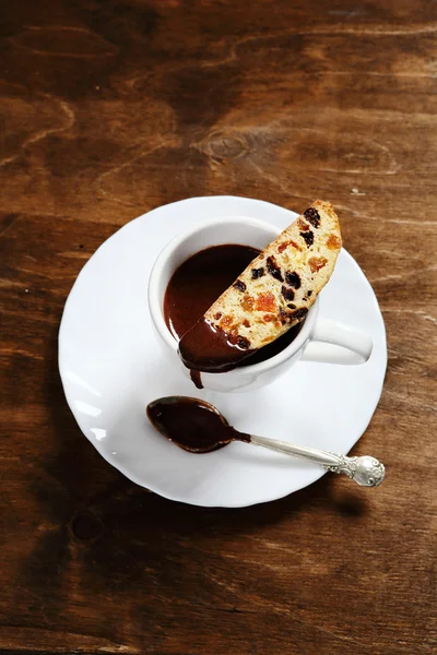 Çikolata ve bir tabak kurabiye — Stok fotoğraf