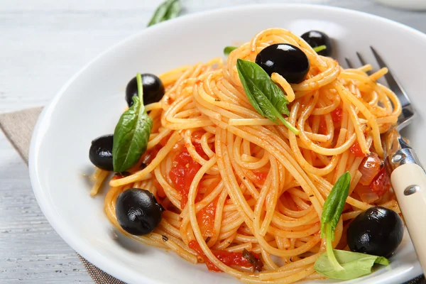 Pasta med tomatsås på plattan — Stockfoto