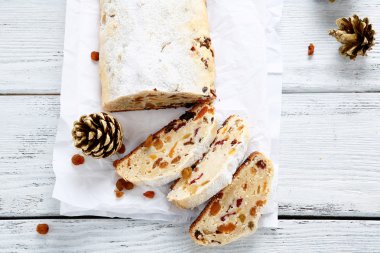 Bir kesme tahtası üzerinde Noel kek