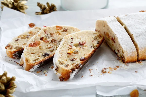 Ízletes Stollen darab papírra — Stock Fotó