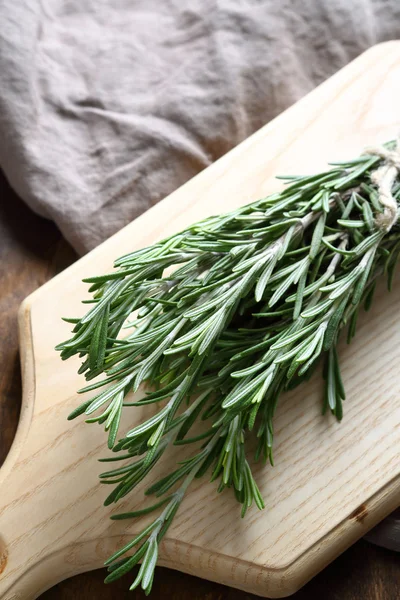 Groene rozemarijn op het bord — Stockfoto