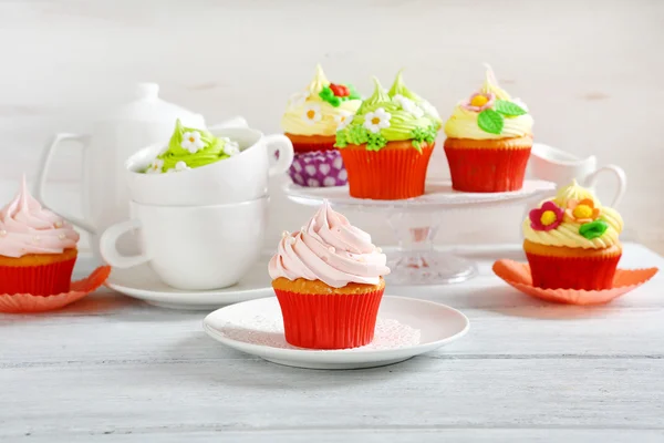 Bunte Cupcakes auf rustikalem Ostertisch — Stockfoto