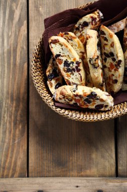 Hasır sepet içinde lezzetli bisküvi bisküvi