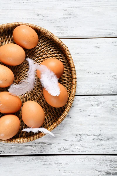 Пасхальные яйца в корзине — стоковое фото