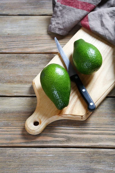 Näringsrik avocado på en skärbräda — Stockfoto