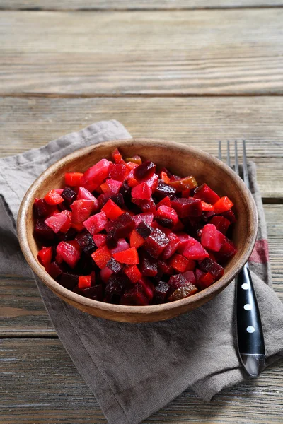 Salada deliciosa em uma tigela — Fotografia de Stock