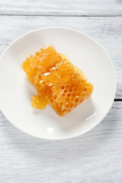 Honungskaka på en vit platta — Stockfoto