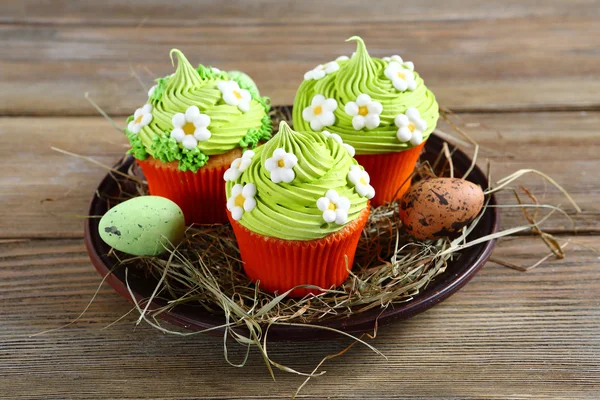 Cupcakes de Páscoa com flores — Fotografia de Stock