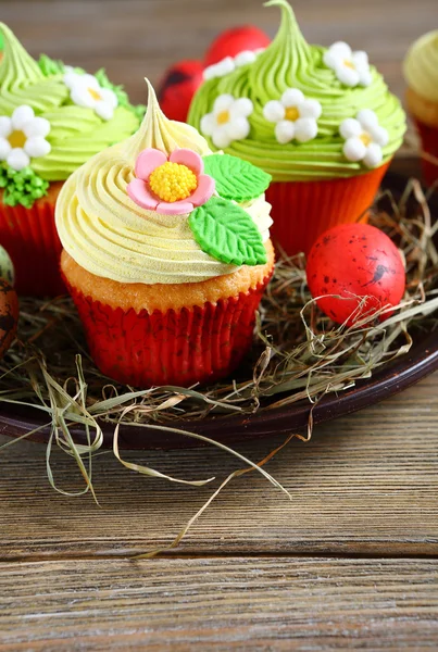 Spring cupcakes with flowers — Stockfoto