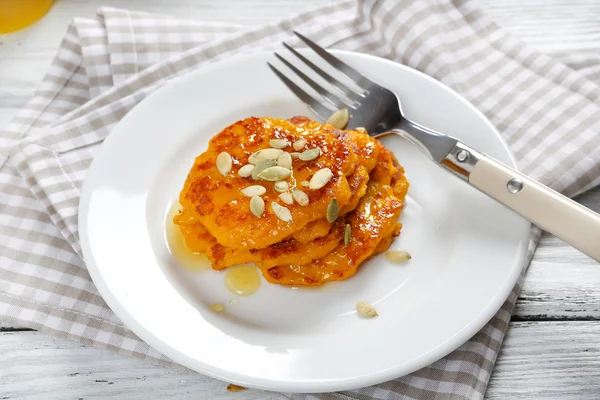 Pannkakor med honung på en tallrik — Stockfoto