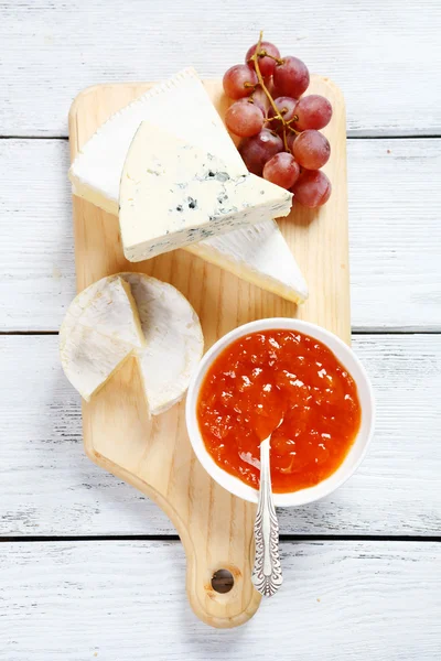 Kaas op een snijplank met jam — Stockfoto