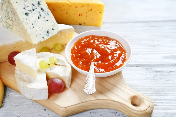 Pieces of different kinds cheese — Stockfoto