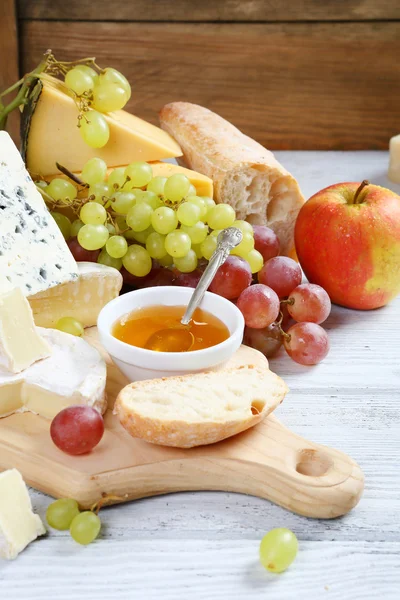 Cheese, fresh grapes and honey — Stockfoto