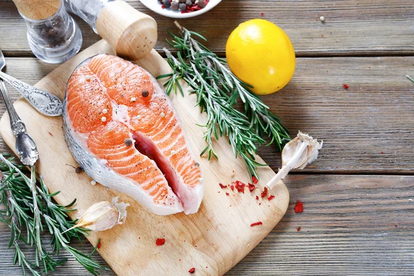 Sabroso salmón en el tablero —  Fotos de Stock