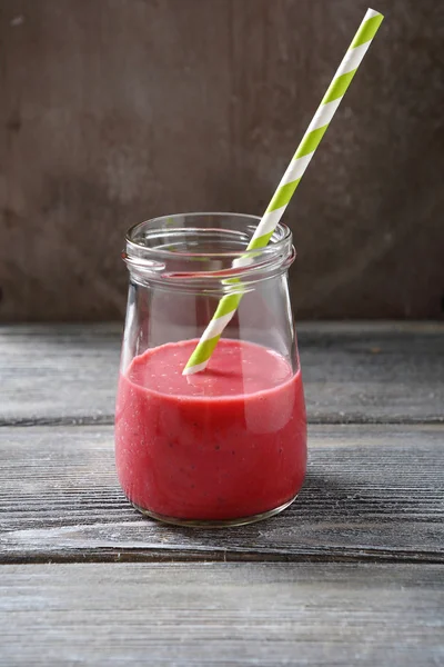 Cocktail de batido de bagas nas tábuas — Fotografia de Stock