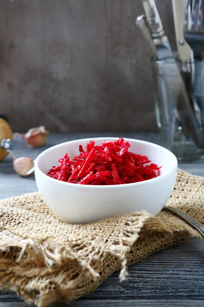 Salade de betteraves un bol blanc — Photo