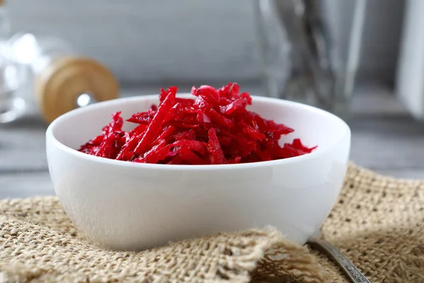 Süßer roter Beetrro-Salat in einer Schüssel — Stockfoto