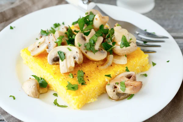 Italienska näringsrik polenta med svamp — Stockfoto