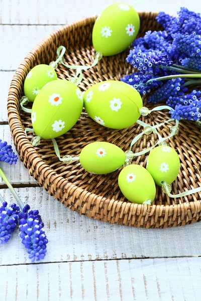 Easter garland and hyacinths on a wicker tray — Stock Photo, Image