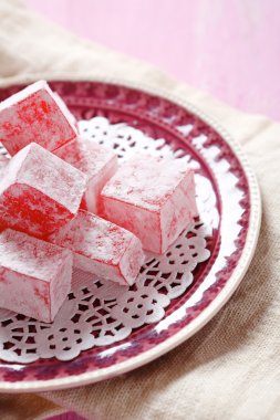 Türk tatlı şeker bir plaka üzerinde