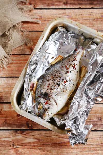 Золота Риба з спецій в випічки блюдо — стокове фото