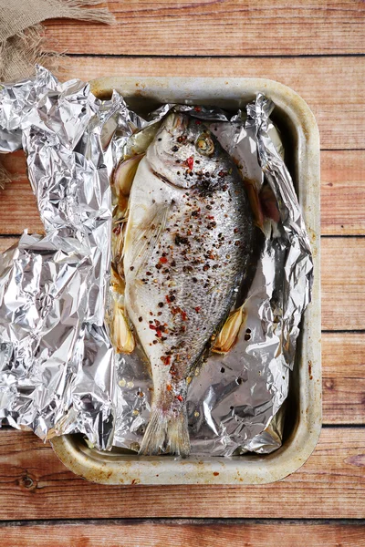 Dorado with lemon roasted in foil — Stock Photo, Image